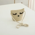 Détail d'un sac bandoulière en paille pour filles avec un joli visage de dessin animé - 2-6 Ans / Sac / Beige
