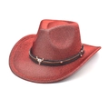 Vue détaillée d'un chapeau de cowboy rouge pailleté avec emblème de taureau et cuir riveté - M (56-58cm) / Rouge