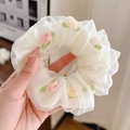 Witte organza scrunchie met 3D geborduurde roze en gele bloemdetails - #1 Rozen Mesh Scrunchie