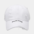 Détail de la casquette de baseball blanche vieillie avec broderie et zones usées - Blanc