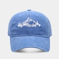 Dettaglio del ricamo della foresta montana su cappellino in cotone blu lavato - Azzurro