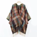Poncho in maglia etnica con motivi zigzag e frange lunghe in caldi toni della terra - Motivo a Onde Grigie