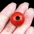 Einzelne rote Achatperle mit großem Loch in der Hand für DIY-Schmuckherstellung - Roter Jaspis (18mm Loch 5mm)
