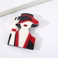 Detailopname van een moderne acryl broche met een stijlvol cartoon meisje ontwerp - Stijl 1 (Vrouw met hoed)