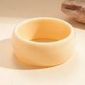 Minimalistischer breiter cremefarbener Harzarmreif mit poliertem Retro-Finish - Weiß