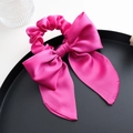 Eleganter rosaroter Satin-Haargummi mit Schleife und seidiger Textur für Frisuren - Rosarot