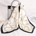 Elegante foulard di seta satinata da 70cm con motivi a catena d'oro e bordo nero - 70x70cm / Catena Dorata su Base Bianca