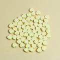 Detailansicht von 10mm Herzperlen aus Ton mit gelbem Karomuster für DIY-Schmuckherstellung - Gelb