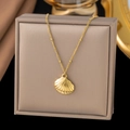 Elegante Halskette mit 18k vergoldetem Fächermuschel-Anhänger und feiner Perlenkette - Halskette / Einzelne Muschel Stil (XLH18)