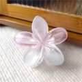 Dettaglio di una pinza per capelli a forma di fiore rosa con sfumature perlate eleganti - Bianco Rosa Trasparente