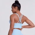 Vista dettagliata posteriore del reggiseno sportivo azzurro con spalline incrociate - Taglia S / Top / Celeste