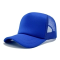 Détail de la casquette trucker bleue avec filet respirant et coutures renforcées sur la visière - Bleu