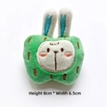 Détail de l'accessoire lapin en peluche verte avec dimensions 8cm de haut et 6.5cm - Cyan Lapin Pomme (Dos Ouvert)