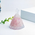 Elegante Kristall-Kleid-Resin-Figur mit rosa und blauen Steinen für den Schreibtisch - Rosenquarz + Pailletten