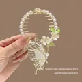 Fermaglio per coda dorato con grande farfalla di strass, perle e mughetto raffinato - J50 Foglia Verde Fiore Farfalla Fibbia per Coda di Cavallo