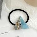 Coletero elástico con cuenta triangular de mármol en tonos azul y beige - Triángulo de bloques de color Azul