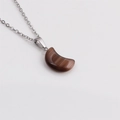Collier chic en argent avec pendentif lune en œil de tigre marron sur fond blanc - Gris