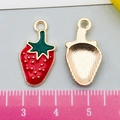Ciondolo a forma di fragola in smalto rosso e oro con righello per riferimento misura - 1 Pezzo Fragola Rossa 11x21mm