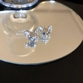 Primer plano de pendientes de gato Sphinx plateados con ojos de piedra oscura sobre espejo - Aleación Plateada (Con Pin de Plata S925) / Pendientes de Botón Plateados (HE13115)