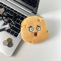 Lustiger Kartoffel-Plüschbeutel mit Stickerei neben einem Laptop zur Größenerkennung - Ungezogener Ausdruck