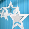 Vista macro di ciondoli a stella vuoti glitterati argento per decorazioni di feste - Argento