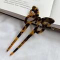 Elegante horquilla de acetato de carey con diseño de mariposa calada para mujer - Color Oscuro