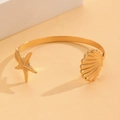 Brazalete abierto dorado con diseño de estrella de mar y concha, estilo oceánico - Pulsera de Concha y Estrella de Mar (10696)