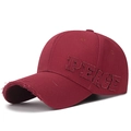 Casquette de baseball rouge foncé avec broderie PEACE et détails de bords effilochés - Bordeaux
