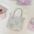 Détail du sac à carreaux bleus avec dentelle florale blanche et chaîne de perles élégante - Bleu