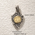 Détail du pendentif bouclier avec crâne, dimensions de 33mm et visage souriant doré - Smiley
