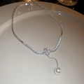 Detalle del collar de cadena de serpiente plateada con circón y colgante de perla blanca - Estilo Perla de Circonio Plateado