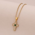 Collar de acero dorado con colgante de cruz de circonitas y piedra de malaquita verde - Malaquita