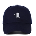 Gros plan détaillé de la casquette marine en coton avec broderie fantôme blanc - Réglable / Bleu marine
