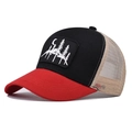 Dettaglio cappello trucker con visiera rossa e toppa ricamata di montagne e pini - Regolabile / Foresta Rosso e Nero