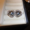 Gros plan de boucles d'oreilles perles gris foncé avec spirale argentée et zircons - 925 Sterling Silver Earring Post - Perle Vortex - Argent