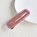Detalle macro de un pasador de pelo rectangular de acetato rosa brillante con base de metal dorado - Purpurina Púrpura Cuadrado