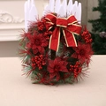 Weihnachtskranz mit roten Weihnachtssternen, Beeren und Schleife für festliche Türdekorationen - 30cm Roter Kranz