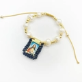 Gedetailleerde weergave van handgemaakte religieuze armband met natuurlijke parels - Zwart