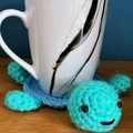 Sous-verre tortue au crochet fait main en bleu et sarcelle avec un mug en céramique - Bleu Lac & Aqua