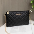 Klassische schwarze gesteppte PU-Leder Umhängetasche mit goldener Kette und Logo-Dekor - Schwarz