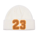 Dettaglio della toppa numero 23 su un berretto bianco in maglia con bordi arancioni - L (58-60cm) / Cappello Bianco - Lettere Gialle