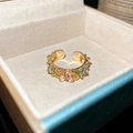 Dettaglio dell'anello a fiore con placcatura in oro, petali in smalto e strass brillanti - Anello Aperto Placcato Oro Reale / Oro-Rosa-Blu