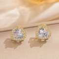 Boucles d'oreilles cœur dorées avec pierre en zircon centrale et halo brillant - Boucles d'Oreilles Clous Coeur Zircon Or Blanc (8852)