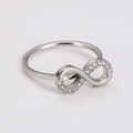 Dettaglio macro dell'anello infinito in argento con zirconi cubici scintillanti incastonati - US 6 / Colore acciaio