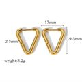 Dimensions détaillées des créoles triangle dorées indiquant 17mm de large et 19,5mm de haut - Style Triangle (TE6031-5)