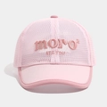 Dettaglio del cappellino rosa in mesh traspirante con ricamo moro in rilievo - 50cm (1-3 anni) / Rosa