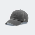 Gros plan sur la broderie fleurie blanche d'une casquette vintage en coton délavé - Gris Tempête