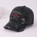 Dettaglio cappellino baseball in denim nero lavato con ricamo H stile vintage - 54cm (3-8 anni) / Lettera H-Nero