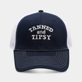 Detaillierte Stickerei TANNED and TIPSY auf dunkelblauer Front und weißer Mesh-Trucker-Cap - Navy und Weiße Krempe