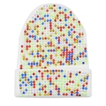 Dettaglio di strass colorati disposti in file verticali sul berretto in maglia bianca - L (58-60 cm) Elastico / Bianco (Decorazione in Strass Colorati)